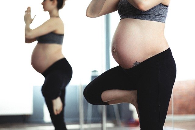 Une femme enceinte qui fait de l'exercice physique