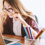 Une femme stressé devant son ordinateur au travail