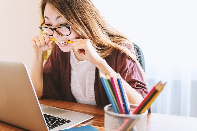 Une femme stressé devant son ordinateur au travail