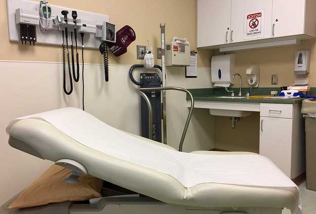 un cabinet médical avec un lit d'examen