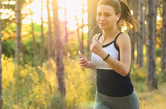 Une femme qui pratique une activité physique = course à pied
