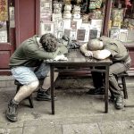 deux personnes fatigués qui dorment sur une table