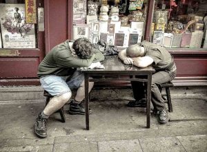 deux personnes fatigués qui dorment sur une table