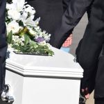 un cercueil lors d'un enterrement