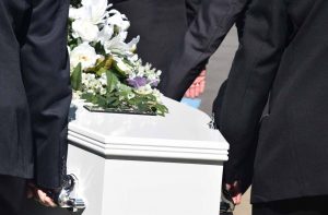 un cercueil lors d'un enterrement