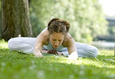 Une femme qui pratique le yoga en extérieur