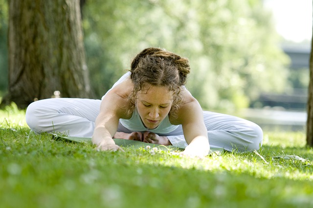 Une femme qui pratique le yoga en extérieur 