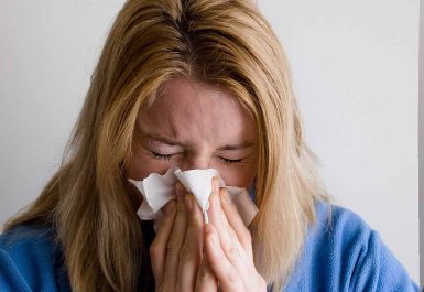 Une femme atteint des symptômes de l'état grippal