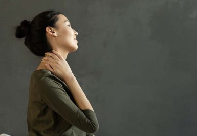 une femme qui a mal au cou