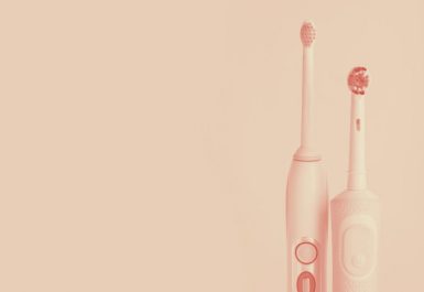 Deux brosses à dent électriques