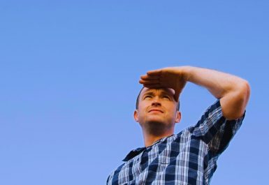 Un homme qui regarde au loin