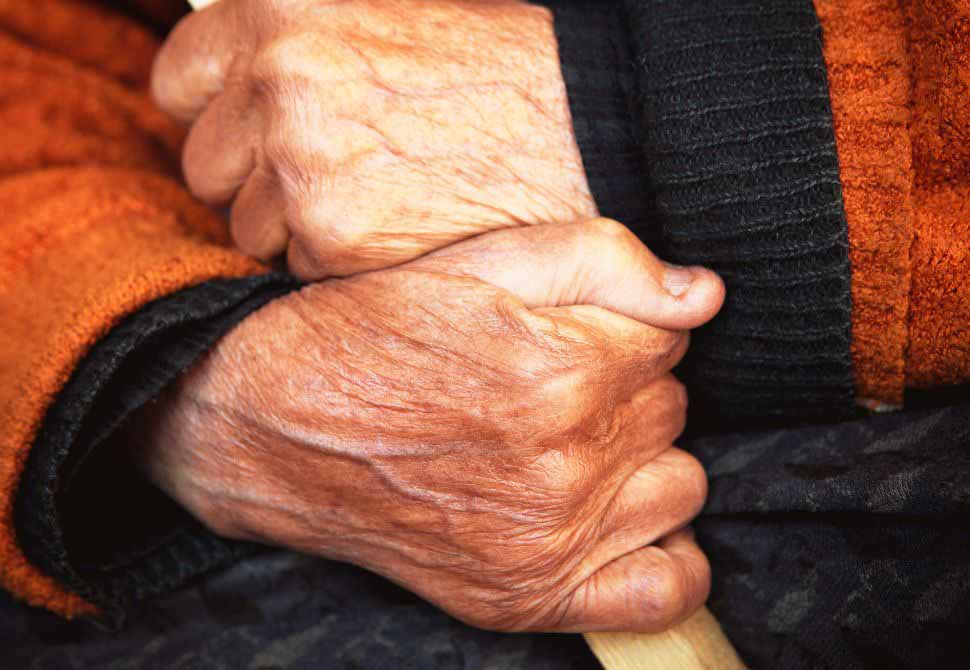 les mains d'une personne âgée