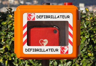 Un défibrillateur.