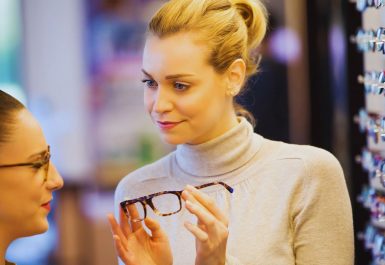Une opticienne qui conseille une cliente