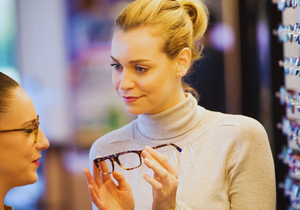 Une opticienne qui conseille une cliente