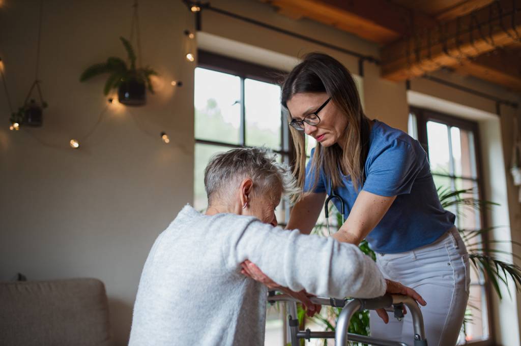 aide domicile maison service prestataire hospitalisation rétablissement soins personnes âgées