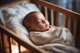 Un bébé dort paisiblement dans un berceau en bois, avec un oignon placé sous le lit, mis en avant par un éclairage doux et ambiant.