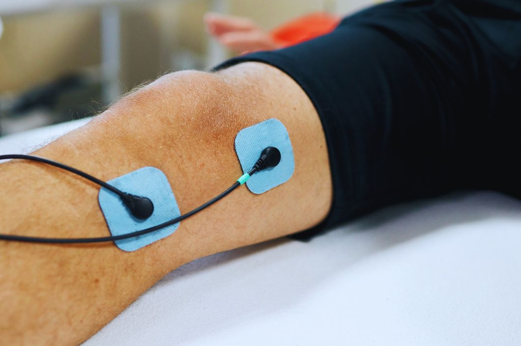Electrodes de Tens endorphinique sur le genou