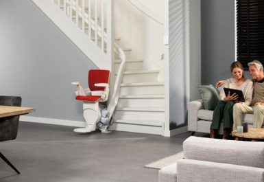 L'intérieur d'une maison avec un monte escalier pour sénior