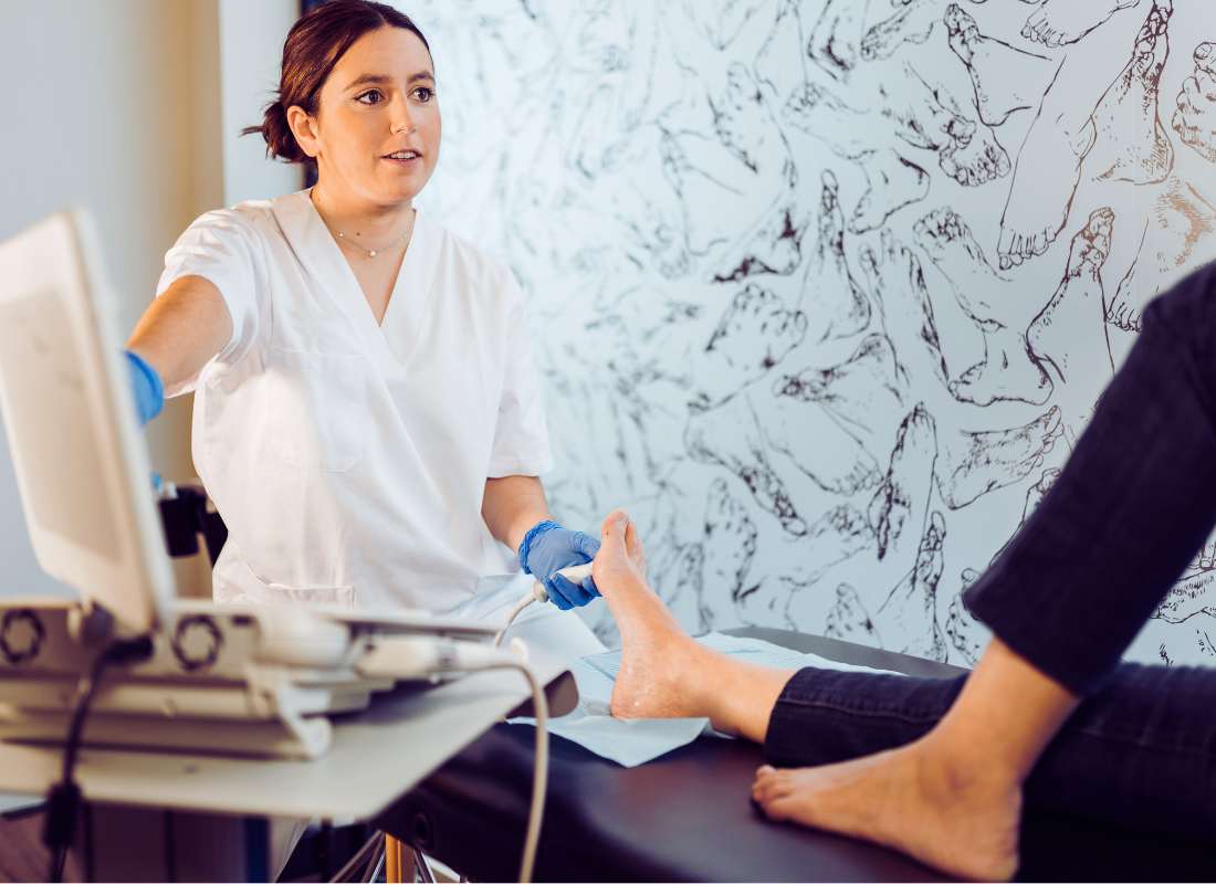 Une podologue qui s'occupe des pieds de son patient