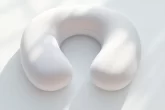 Coussin cervical accompagnant un document de sécurité sociale.