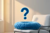Coussin rond posé sous une lumière douce, créant une atmosphère apaisante.