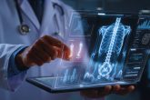 Un soignant avec une tablette de soin futuriste