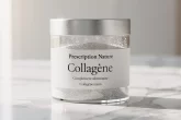 Un pot en verre transparent étiqueté Prescription Nature Collagène repose sur un comptoir en marbre, contenant une poudre irisée éclairée par la lumière du soleil.
