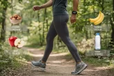 Personne sportive marchant sur un sentier naturel avec un podomètre affichant 25 000 pas, des encas sains et des chiffres de calories en arrière-plan.