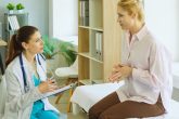 Medecin en consultation avec une patiente pour implants mammaires