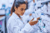 Rayons de médicaments dans une pharmacie