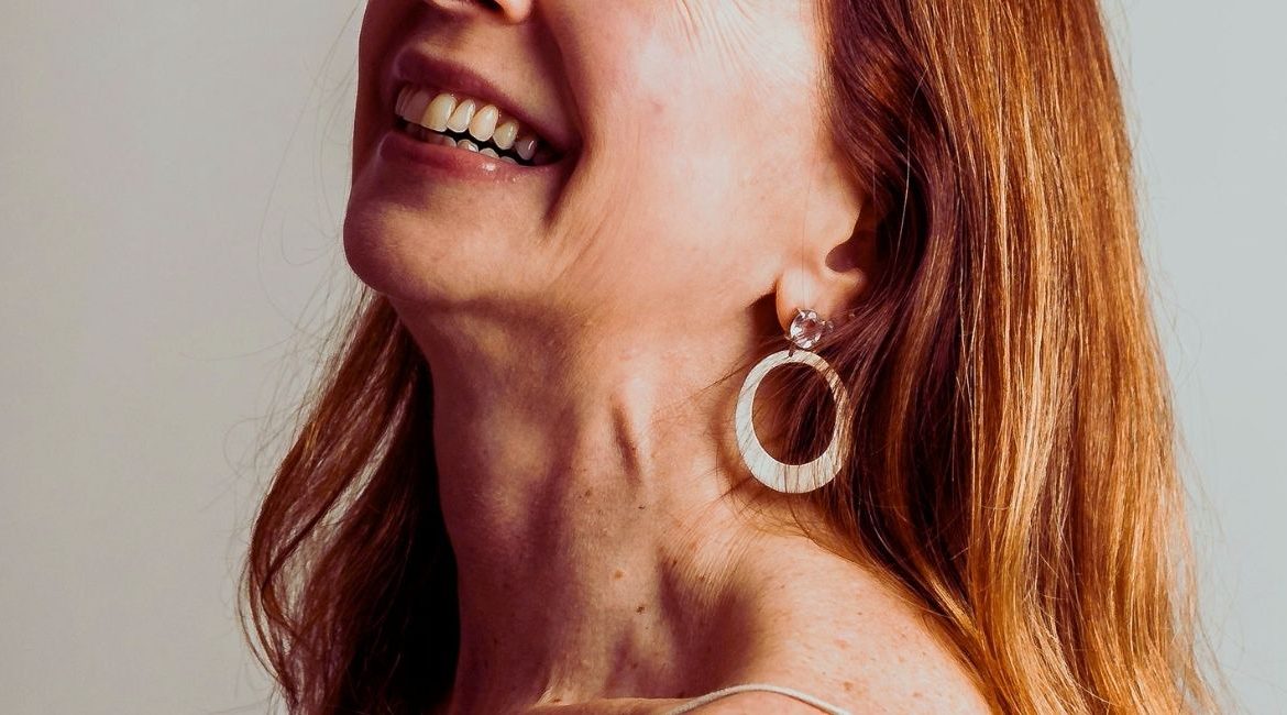 Femme mature au visage radieux et apaisé