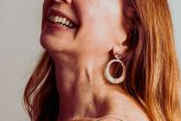 Femme mature au visage radieux et apaisé